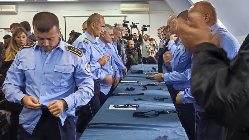 Kosovas serbu policisti, protestējot pamet darbu, novelkot savas uniformas