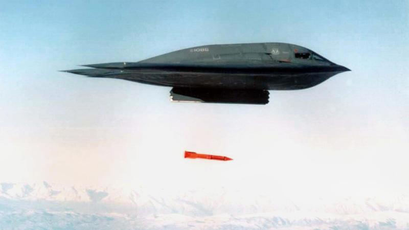 ASV stratēģiskais bumbvedējs B-2 nomet nometot bumbu B61-11
