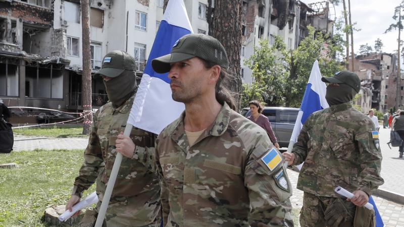 Ukrainas bruņoto spēku ārzemju leģiona vienības "Brīvā Krievija" karavīri. Karavīrs bez maskas - leģionārs ar segvārdu "Cēzars" 