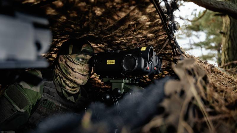 Zviedrijas bruņoto spēku karavīrs mācību laikā