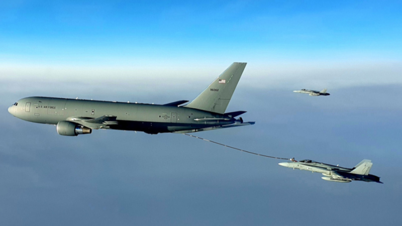 Jaunākās paaudzes ASV Gaisa spēku tankkuģis KC-46 veic degvielas uzpildi gaisā Somijas iznīcinātājiem F/A-18