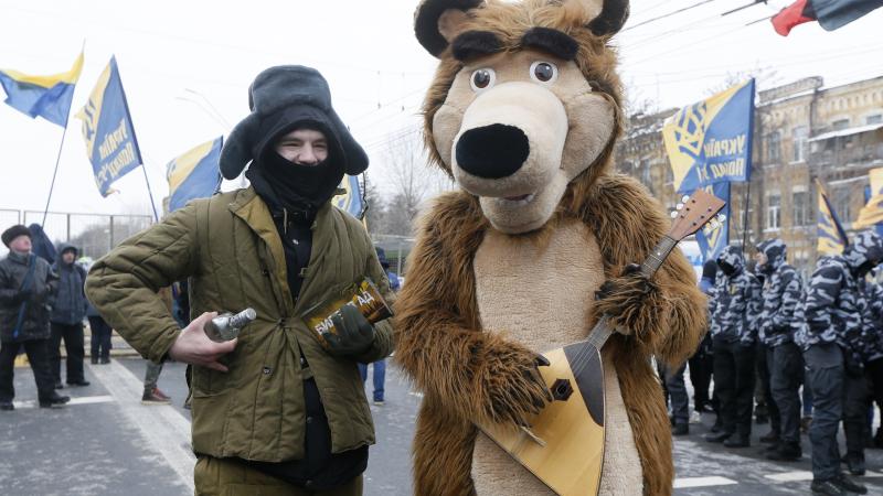 Protesta akcija pret iebrukumu Ukrainā pie Krievijas vēstniecības Kijivā