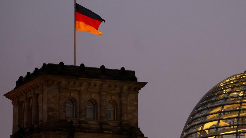 Vācijas karogs uz Bundestāga ēkas