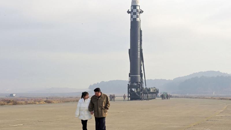Ziemeļkorejas diktators Kims Čen Uns ar meitu pastaigājas gar Ziemeļkorejas starpkontinantālo ballistisko raķeti pirms tās starta