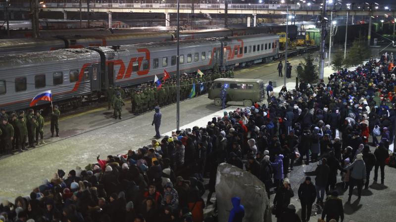 Mobilizētie Krievijas karavīri dzelzceļa stacijā Tjumeņā, Krievijā 2.decembrī. Foto: AP/Scanpix