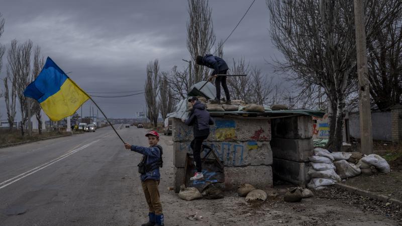1.	Ukraiņu bērni spēlējas pamestā kontrolpunktā Hersonā, 2022. gada 23. novembrī 
