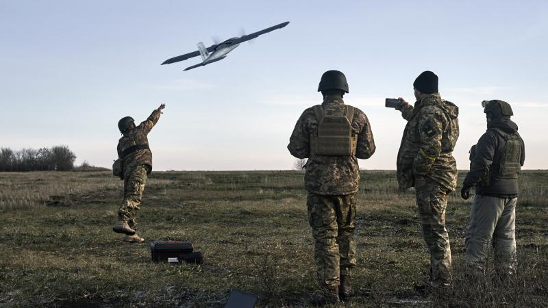 Ukrainas karavīri palaiž bezpilota lidaparātu pret Krievijas pozīcijām. Foto: AP/Scanpix 
