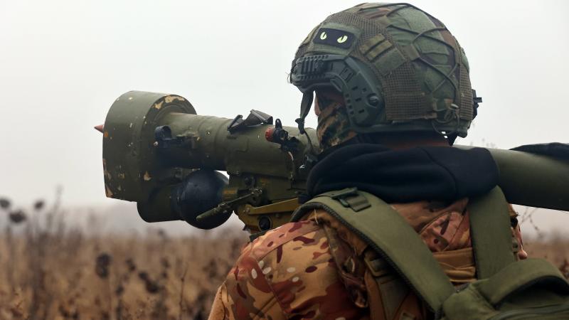 Ukrainas Nacionālās gvardes karavīrs ar "Igla" tipa pretgaisa aizsardzības raķeti Harkivas apgabalā
