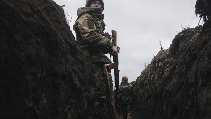Ukrainas karavīrs ierakumos pie Bahmutas