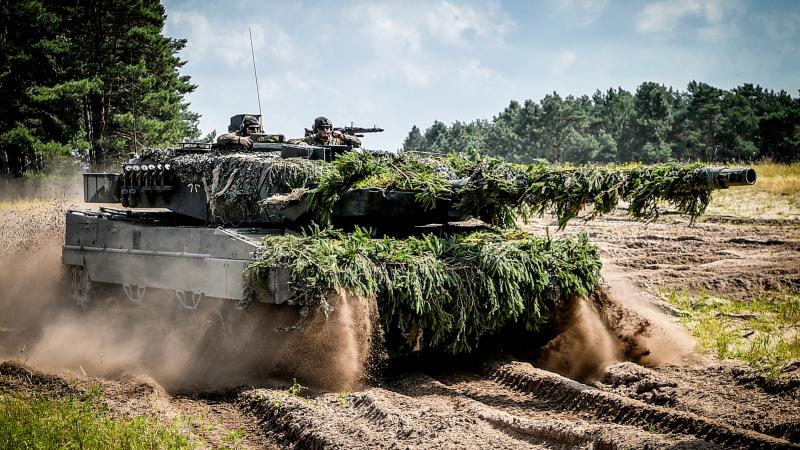 Vācijas Bundesvēra karavīri kaujas vingrinājumā praktizējas ar kaujas tanku Leopard 2 A6
