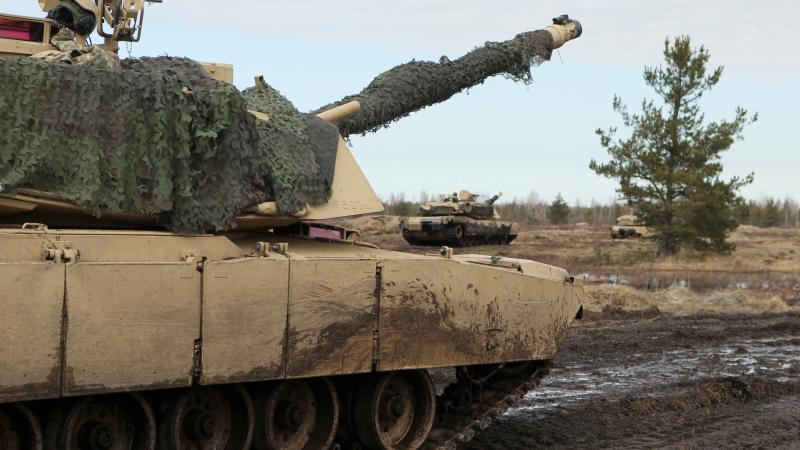 ASV Armijas kaujas tanki “M1 Abrams” mācībās Ādažu poligonā.