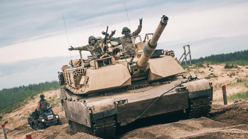 Ādažu poligonā norisinās starptautiskās militārās mācības “Summer Shield XVII”. Karavīri uz tanka "Abrams"