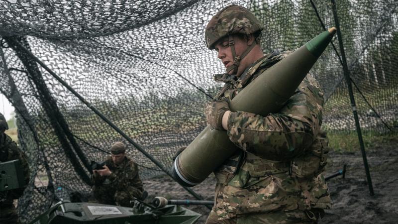 ASV Mičiganas Nacionālās gvardes 119. kaujas artilērijas vienības karavīri veic kaujas šaušanu ar M777 haubicēm Ādažu poligonā