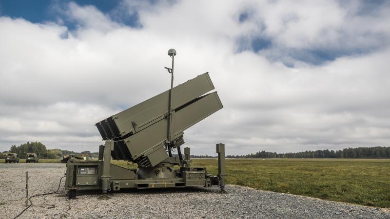 Latvija. Nacionālo bruņoto spēku Aviācijas bāzes teritorijā notiek NATO Gaisa spēku pavēlniecības organizētās trešās NATO dalībvalstu un partnervalstu gaisa spēku militārās mācības “Ramstein Alloy 2022”. Spānijas sabiedroto spēku zeme-gaiss zenītraķešu NASAMS sistēma simulēs Aviācijas bāzes aizsardzību pret gaisa uzbrukumiem.