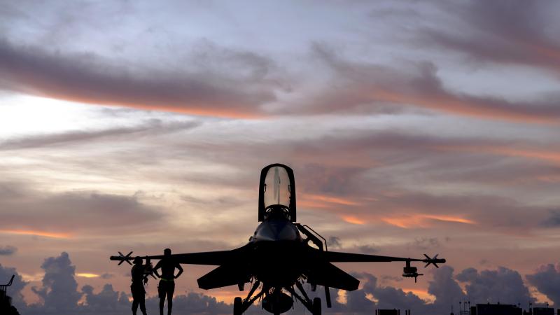 ASV ražotais iznīcinātājs "F-16 Fighting Falcon"