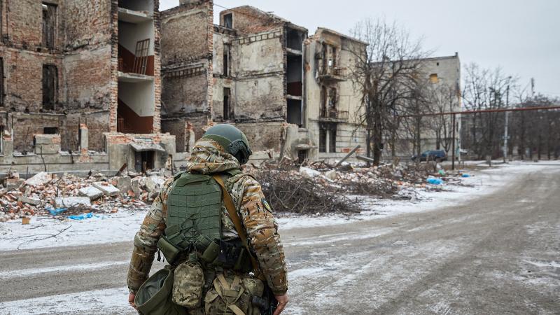 Ukrainas bruņoto spēku karavīrs izpostītajā Soledarā