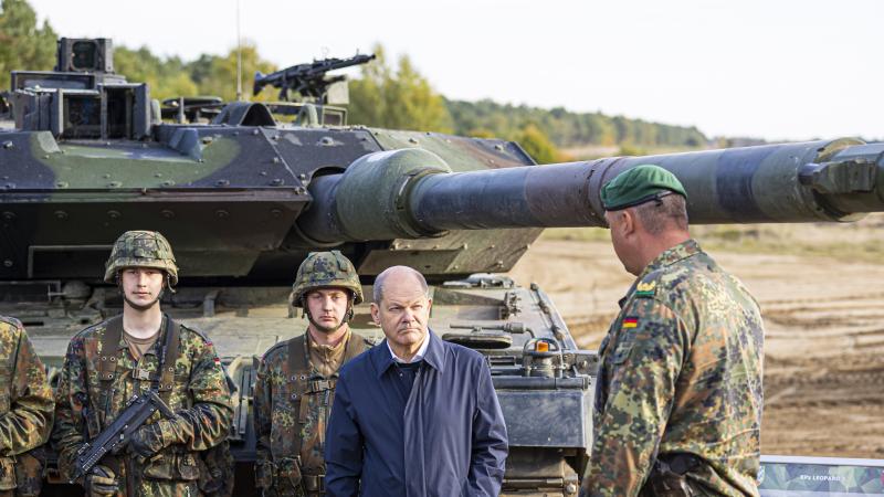 Vācijas kanclers Olafs Šolcs pie "Leopard 2"