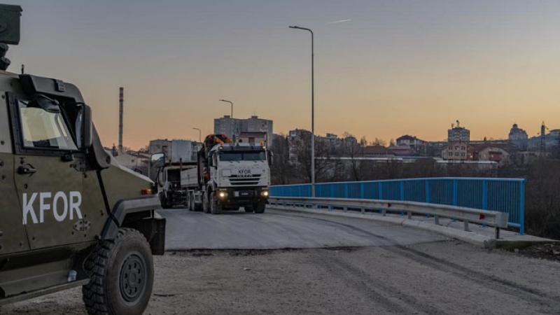NATO KFOR spēku inženieri novāc barkiādes Kosovas Ziemeļos