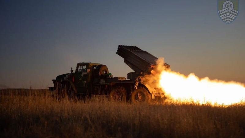 Ukrainas karavīri apšauda krievu agresoru pozīcijas