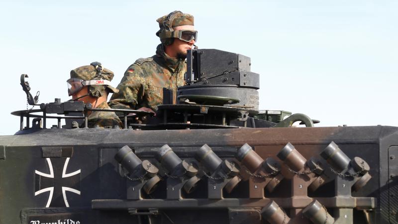 Vācu karavīrs "Leopard" 2 tankā