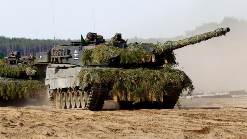 Vācijas tanks "Leopard 2".