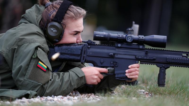 Lietuvas bruņoto spēku karavīrs - sieviete šaušanas nodarbībā Ruklas poligonā