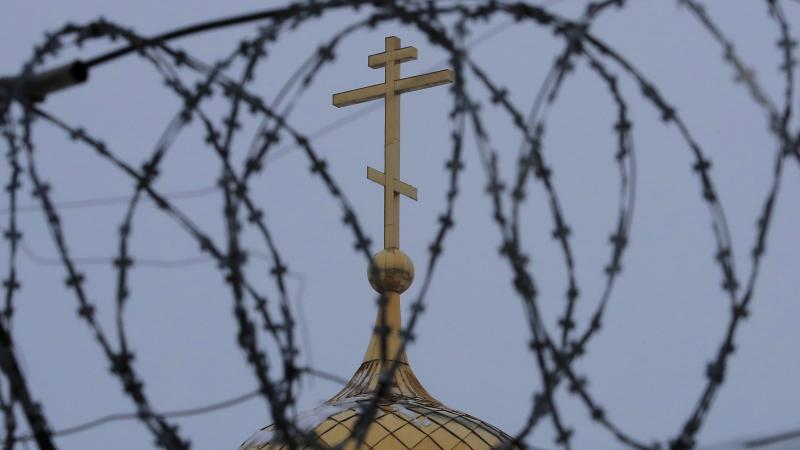 Pareizticīgo baznīcas kupols aiz dzeloņdrātīm sodu kolonijā Krievijā