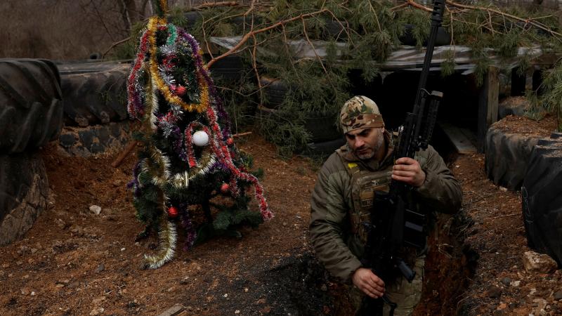 Ukrainas karavīrs izrotājis Ziemassvētku eglīti Bahmutā uz frontes līnijas