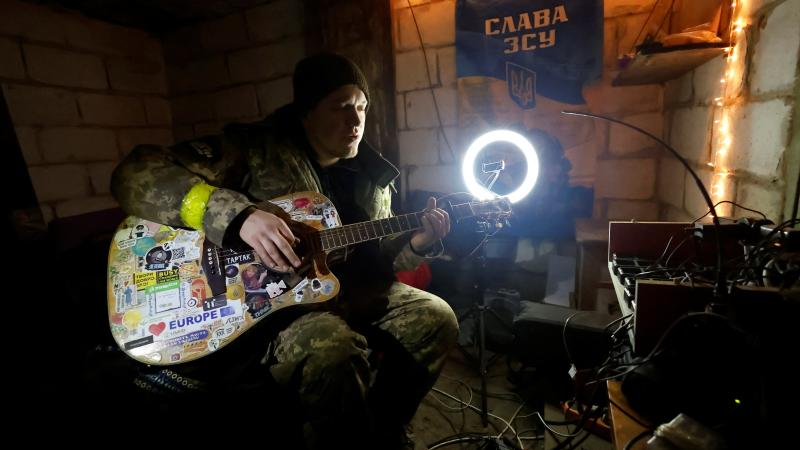 Ukrainas karavīrs dzied Jaungada priekšvakarā Doņeckas apgabalā