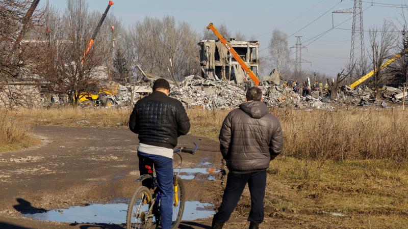 Ukrainas raķešu uzbrukuma sekas Makiivkā