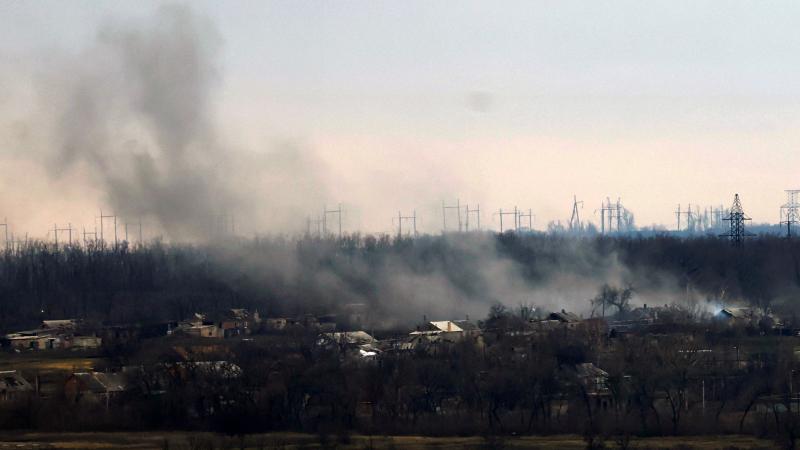 Sprādzienu un ugunsgrēku dūmi virs Bahmutas