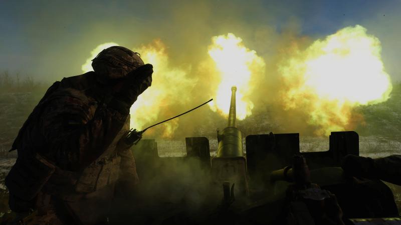 Ukraiņu karavīrs atvairot uzbrukumu