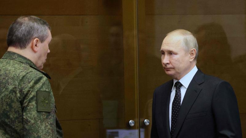 Ģenerālštāba priekšnieks Valērijs Gerasimovs un valdnieks Putins