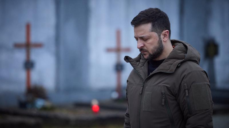 Ukrainas prezidents Volodimirs Zelenskis Ļisičanskas kapsētā piemin kritušos Ukrainas karavīrus