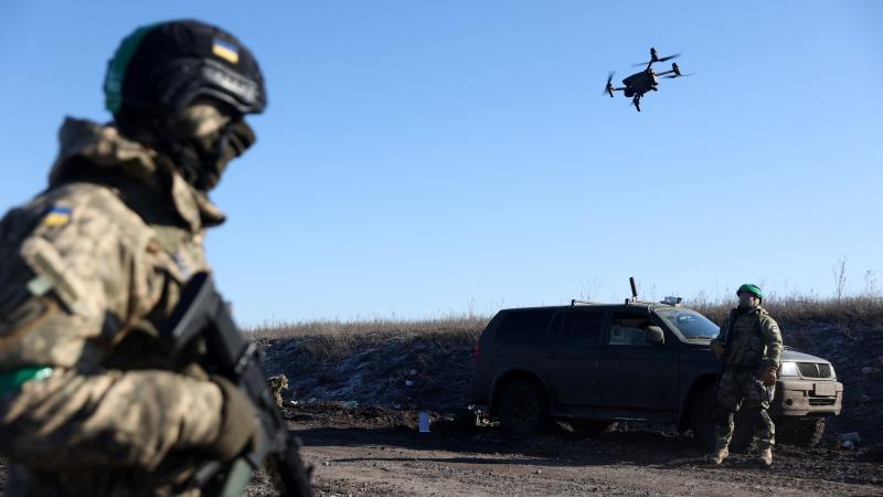 Ukrainas karavīri palaiduši dronu netālu no Bahmutas