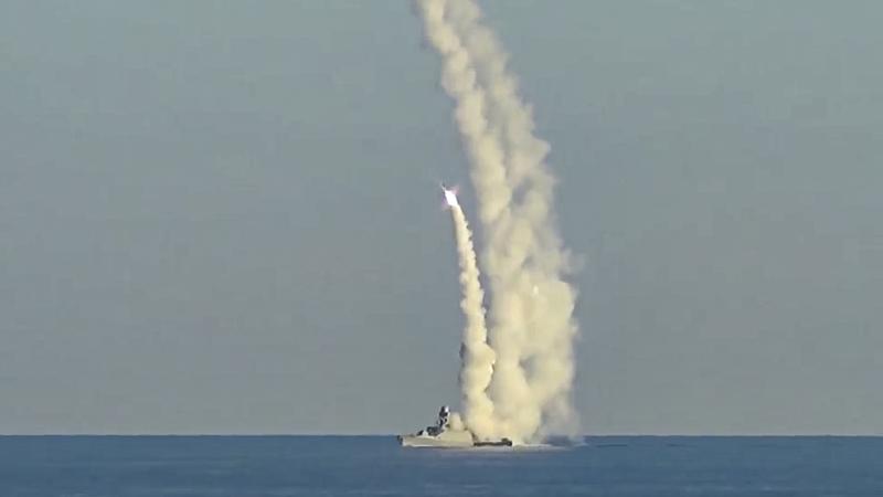 Liela darbības rādiusa spārnotās raķetes "Kalibr" palaiž Krievijas karakuģis