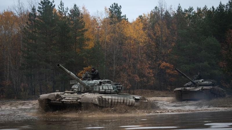 Ukrainas karavīri ar sagūstītajiem Krievijas tankiem T-72 rīko militārās mācības netālu no Ukrainas un Baltkrievijas robežas.