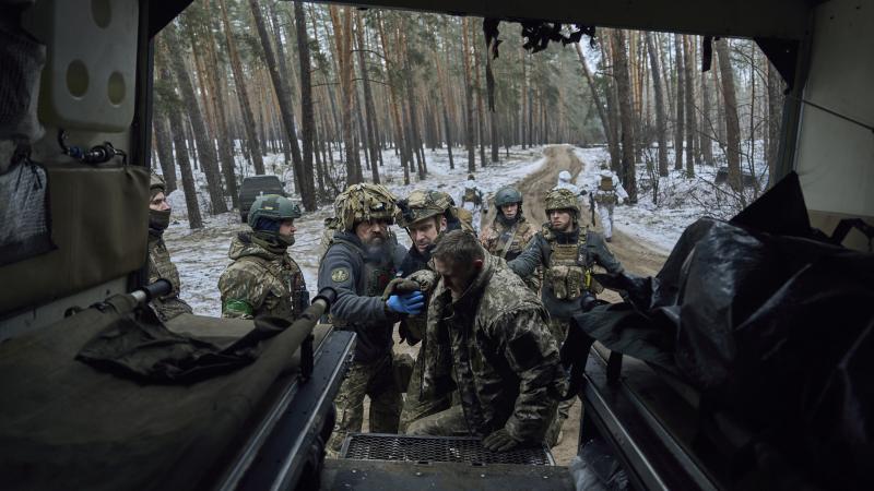 Ievainota karavīra evakuācija Ukrainā