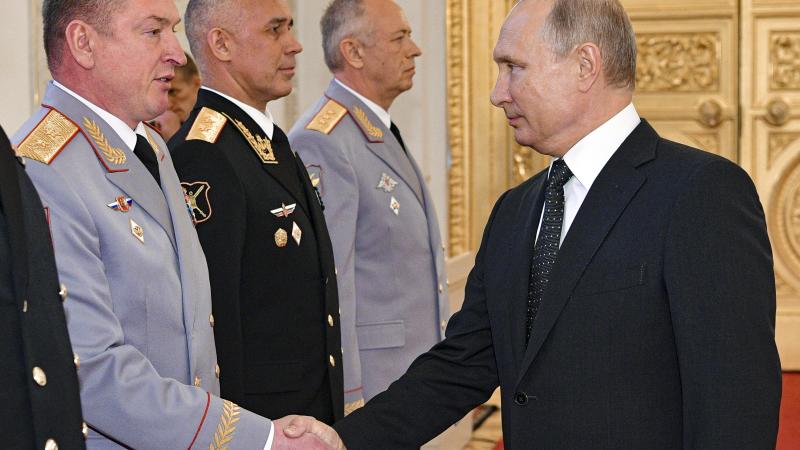 Krievijas armijas ģenerālpulkvedis Aleksandrs Lapins un Krievijas valdnieks Putins