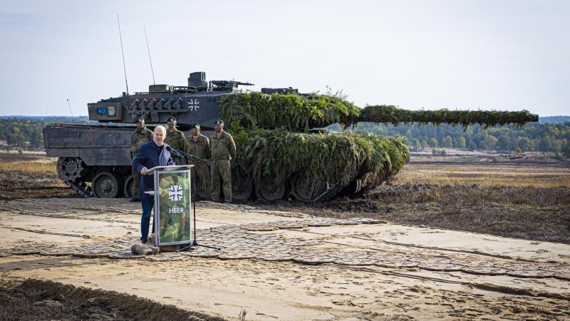 Vācijas kanclers Olafs Šolcs pie "Leopard 2" tanka