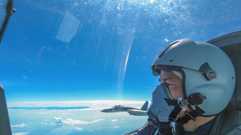 Ķīnas kara lidmašīnas pilots virs Taivānas jūras šauruma