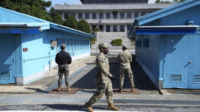 ASV armijas karavīrs pastaigājas pie Panmundžomas pierobežas ciemata Paju, Dienvidkorejā, otrdien, 2022. gada 4. oktobrī