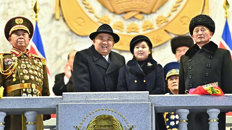 Ziemeļkorejas līderis Kims Čenuns ar meitu militārajā parādē