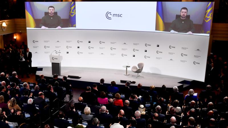 Ukrainas prezidents Volodimirs Zelenskis urunā Minhenes drošības konferences dalībniekus