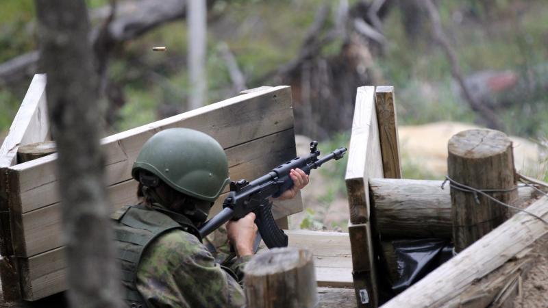 Somijas bruņoto spēku karavīrs šaušanas treniņu laikā