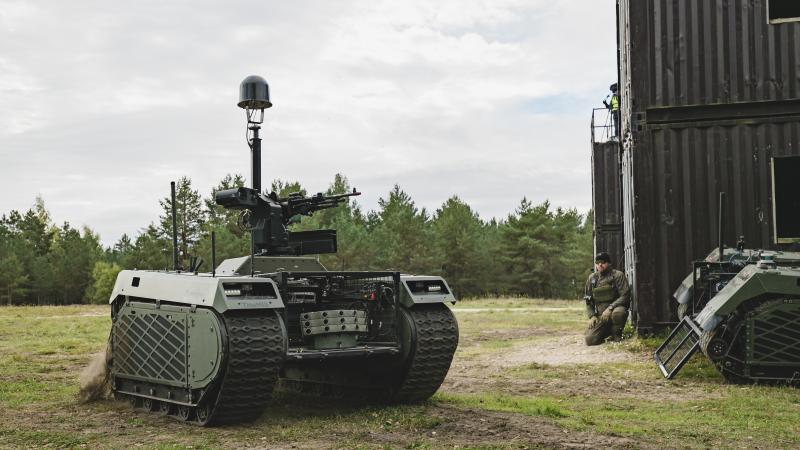 Igaunijas aizsardzības nozares kompānijas "Milrem Robotics" izstrādātā bezpilota sauszemes platforma "THeMIS" demonstrācijā Ādažu poligonā