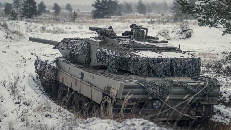 Kaujas tanks "Leopard"  2 mācībās Ādažu poligonā
