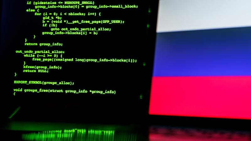 Krievijas karoga fonā programmēšanas kodi