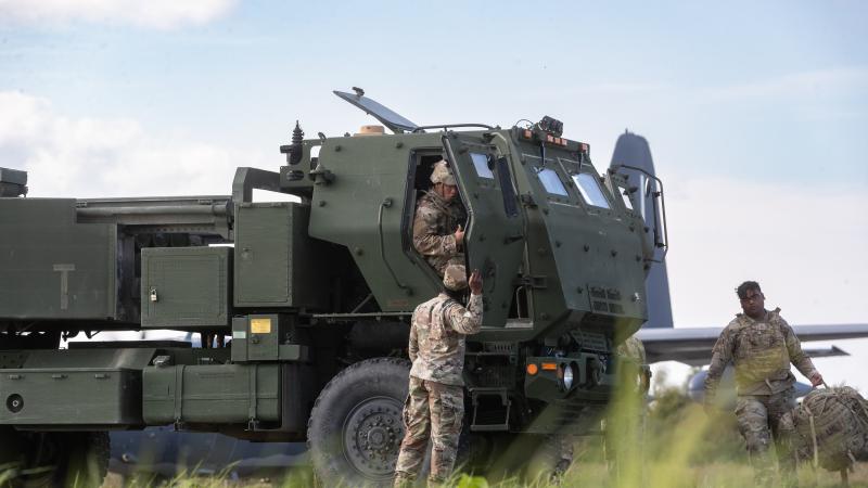 ASV mobilā artilērijas raķešu palaišanas iekārta "HIMARS" Spilves lidlaukā Rīgā
