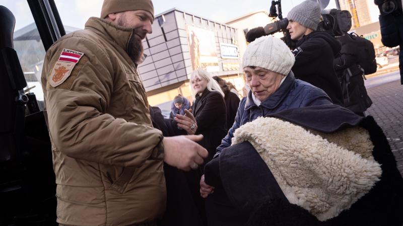 “Uzņēmēji mieram” sadarbībā ar Nacionālajiem bruņotajiem spēkiem un Valsts policiju rīkotā akcija “Sasildīsim karavīrus Doneckā”
